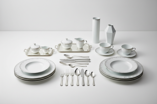 Génère une image pour La Maison Coelson.
Produits de table : couverts, assiettes, tasses, vases…
Style Christofle, ultra luxe, minimaliste, élégant, à la française.
Fond blanc ou très clair, lumière douce, objets mis en valeur comme dans une galerie.
Haute qualité, boutique haut de gamme.
